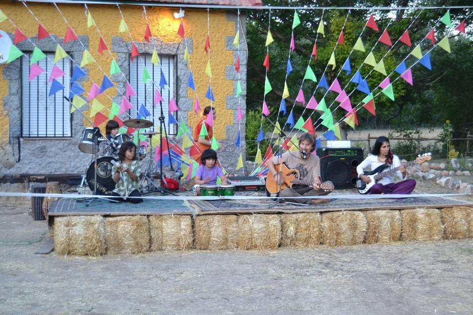 A group of people playing instruments
AI-generated content may be incorrect.