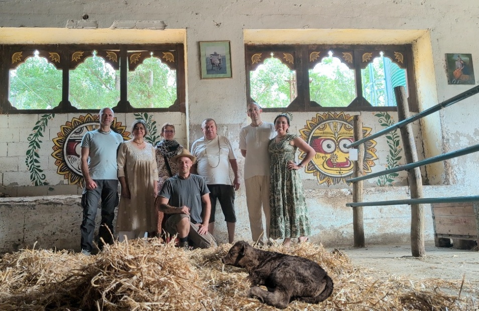 A group of people standing in a room with a animal
AI-generated content may be incorrect.