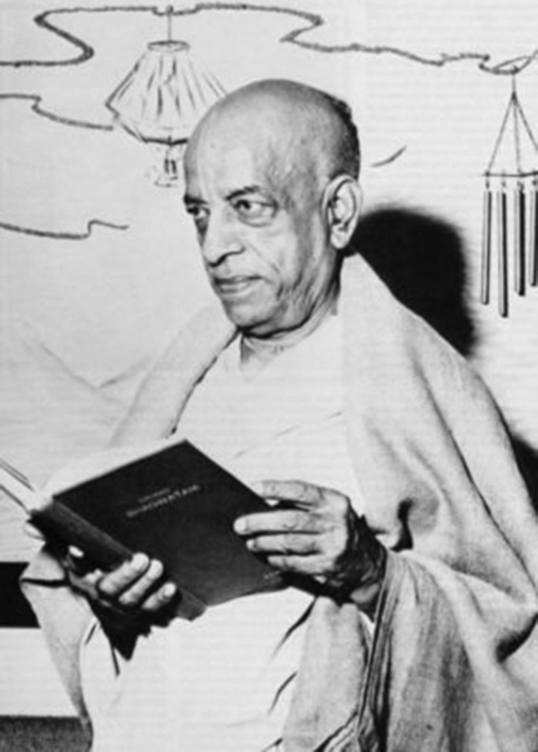 Śrīla Prabhupāda, kurz nach seiner Ankunft in Amerika, fotograﬁert von einem Reporter des Butler Eagle in Pennsylvania, September 1965. Er hält den ersten Band des Ersten Cantos des Śrīmad-Bhāgavatam in den Händen, jene Oﬀenbarungsschrift, die bhāgavata-kathā – Worte von und über Bhagavān, die Höchste Persönlichkeit Gottes – übermittelt Wie er in den Versen 8 und 9 seines Gedichts erklärt, gilt das Śrīmad-Bhāgavatam als eine Inkarnation des Herrn, und wenn jemand seine Botschaft wiederholt und mit einer ergebenen Haltung empfängt, wird das Herz von allen unheilvollen Dingen gereinigt, und die Seele wird aus der materiellen Gebundenheit befreit.
