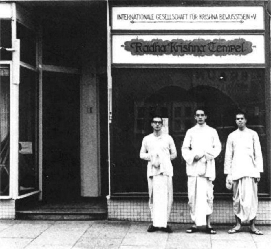 Śivānanda, Krishnadas und Uttamaśloka vor dem Tempel am Eppendorfer Weg, 1969