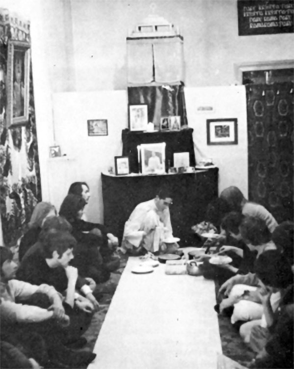 Krishnadas serviert prasādam im Tempel am Eppendorfer Weg, 1969
