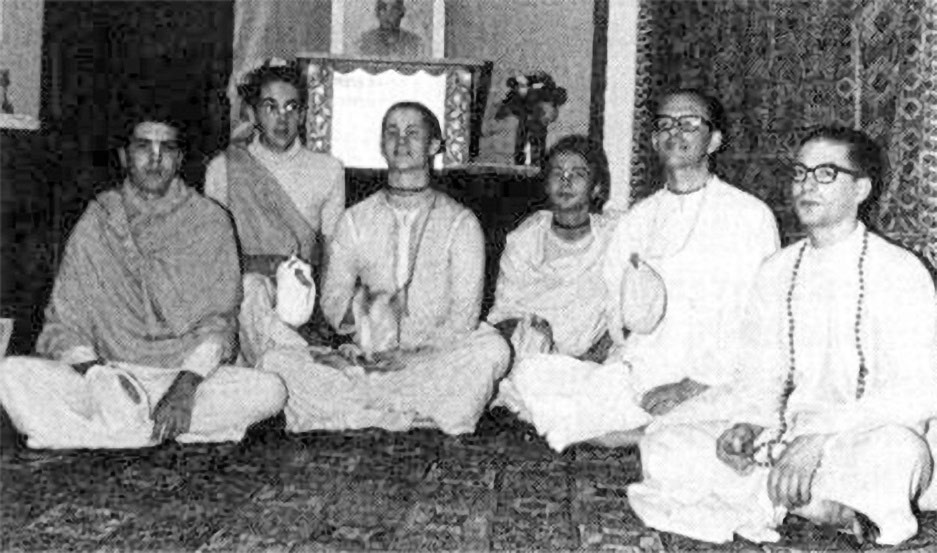 Jaya Govinda, Krishnadas, Vāsudeva, Sucandra, Maṇḍalibhadra und Śivānanda nach der Einweihung von Stefan und Oliver, 1969
