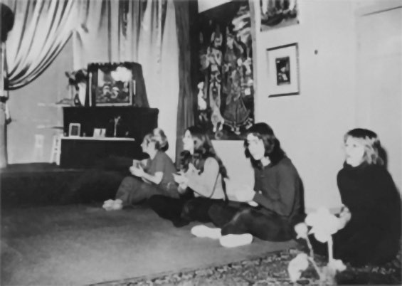 Jayagoura, Zweiter von rechts, im Tempel in der Bartelsstraße, 1971