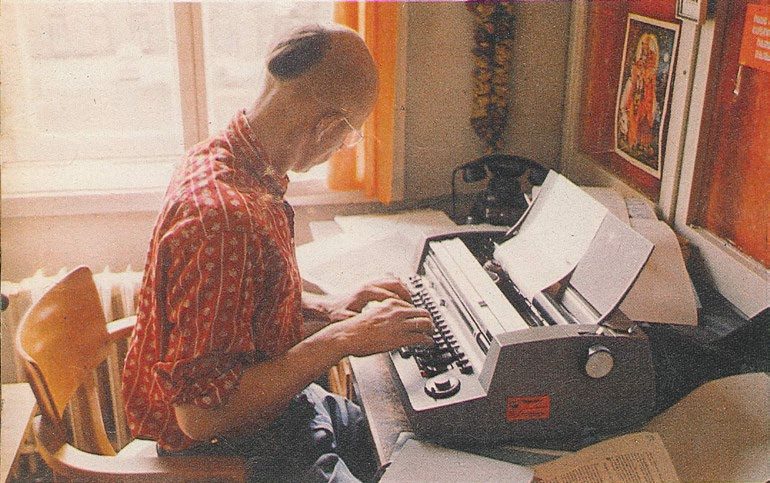 Maṇḍalibhadra bei der Übersetzung in der Bartelsstraße, 1970