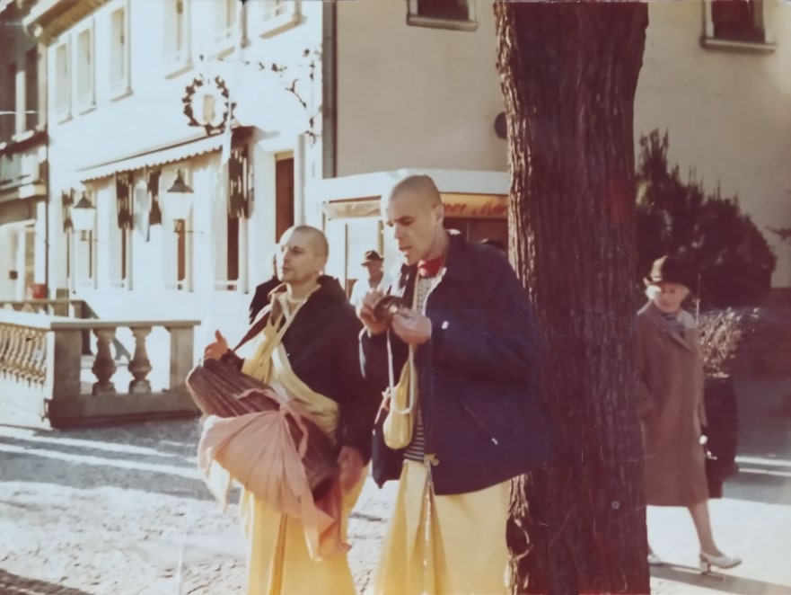 Śivānanda und Akrūra in Berlin, 1971 Surabhī Devī Dāsī in München, 1973