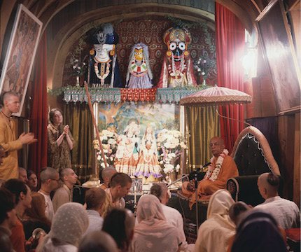 Prabhupāda im Bury-Place-Tempel, London, 1973