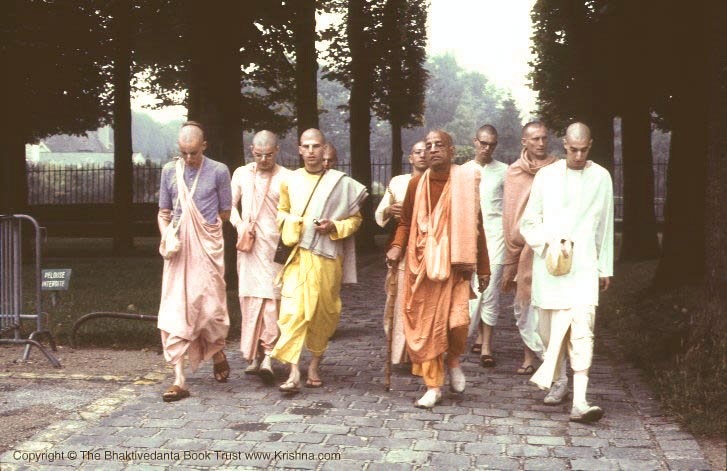 Prabhupāda und seine Schüler auf einem Morgenspaziergang.