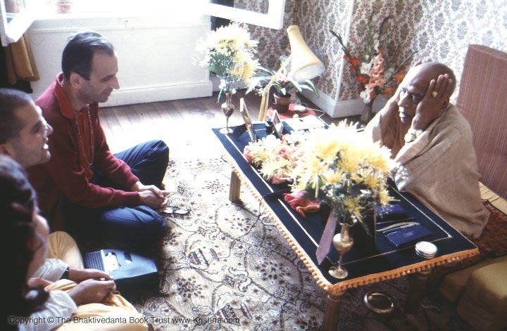 Prabhupāda in seinem Zimmer in Fontenay-aux-Roses
