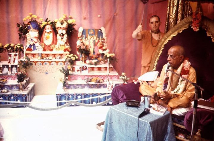 Die Installation von Jagannātha, Baladeva und Subhadrā