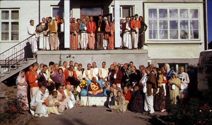 Prabhupāda und seine Schüler vor dem Tempel in Spånga