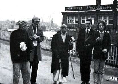 Śivānanda, Maṇḍalibhadra, Prabhupāda, Krishnadas y Sucandra en el puerto de Hamburgo, 1969