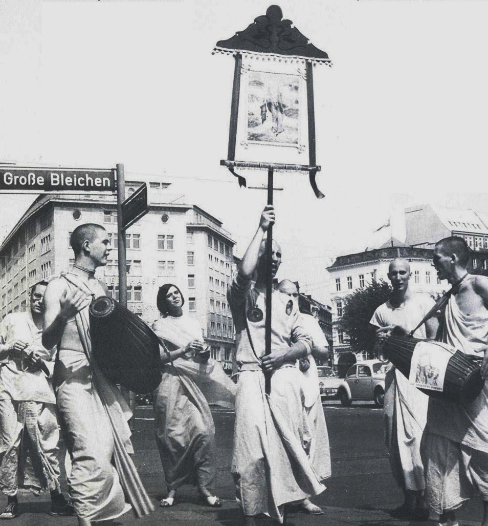 Harinama en en centro de Hamburgo, 1971