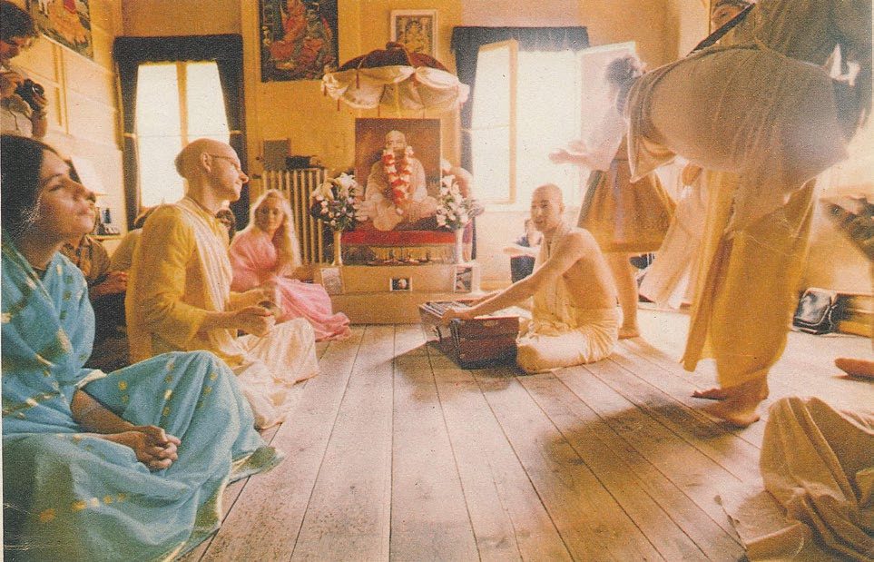 Los devotos cantando en el templo de la calle Bartelsstrass, 1970