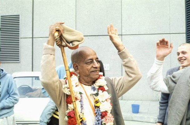 Saliendo del aeropuerto, Prabhupāda saluda a los devotos