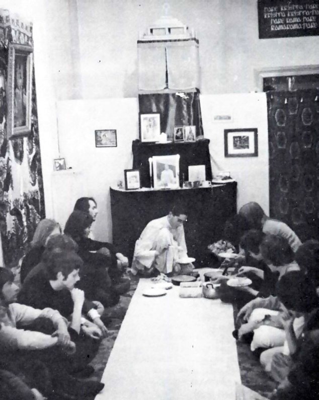 Krishnadas sirviendo prasādam in the temple at Eppendorfer Weg, 1969