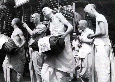 Devotees chanting in Hamburg, 1971