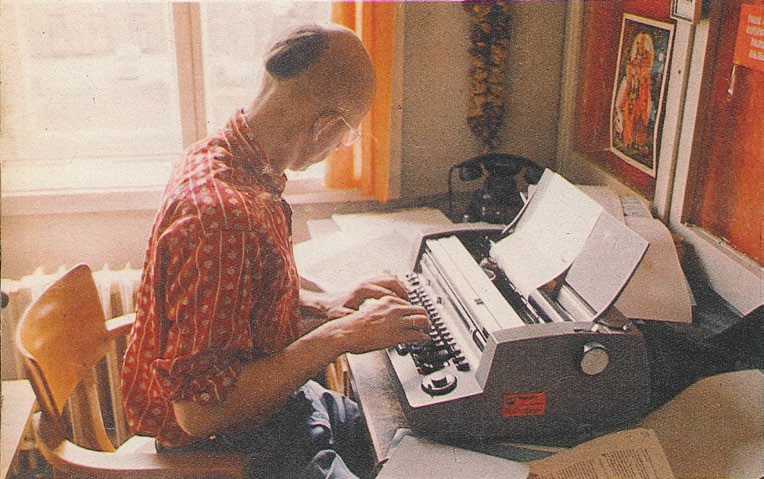 Maṇḍalibhadra translating in the temple at Bartelsstrasse, 1970