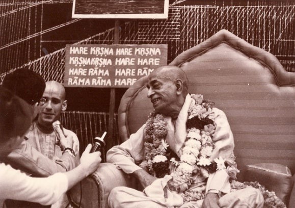 Prabhupāda and reporters at the Orly airport. Guru-Gaurāṅga is translating.