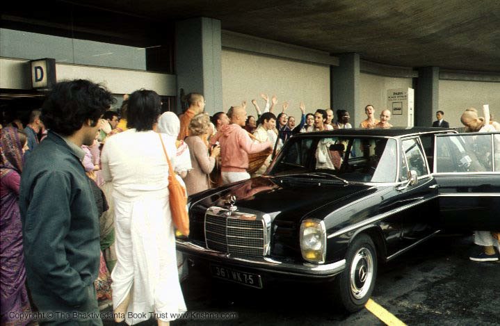 Prabhupāda gets into the car that will bring him to the temple.