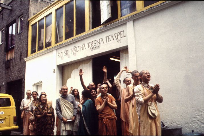 Prabhupāda’s arrival at the temple at Bethanienstraat