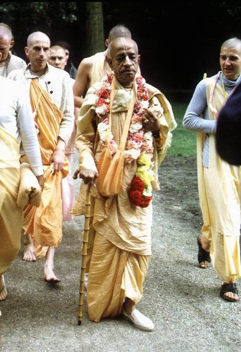 Prabhupāda during a morning walk in Vondel Park