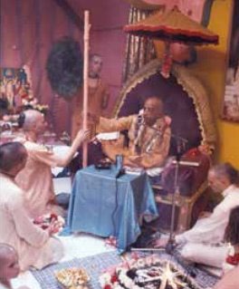 Prabhupāda giving sannyāsa to Akṣayānanda