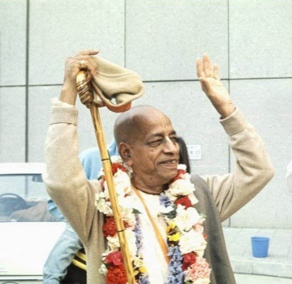 Greeting the devotees outside the airport