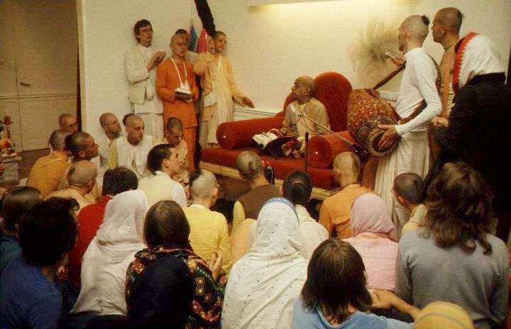 Prabhupāda speaking about the Bhagavad-gītā in the temple room